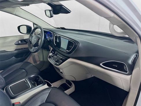 Used 2024 Chrysler Pacifica Touring-L image 32
