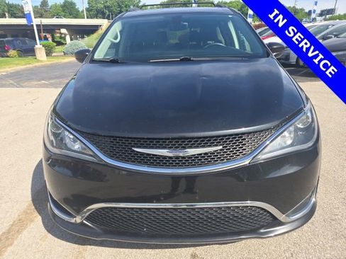 Used 2017 Chrysler Pacifica Touring-L FWD image 2