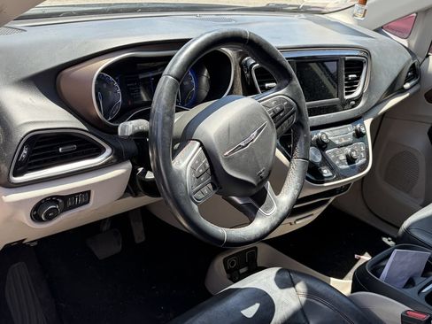 Used 2017 Chrysler Pacifica Touring-L FWD image 7