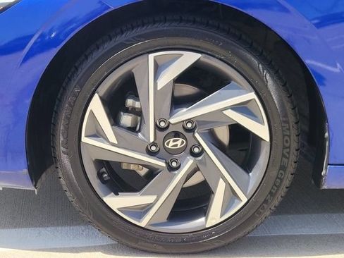 Used 2025 Hyundai Elantra Limited FWD image 9