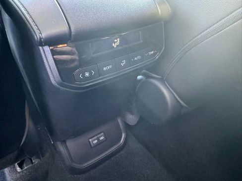 Used 2023 Toyota Highlander XLE AWD/4WD image 9