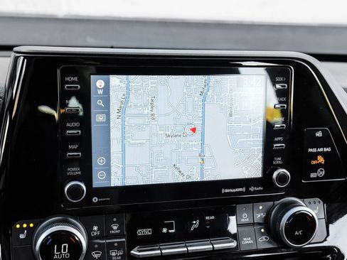 Used 2021 Toyota Highlander XLE image 32