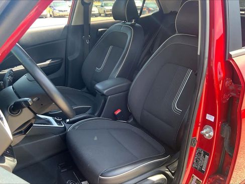 Used 2023 Hyundai Venue Limited image 8