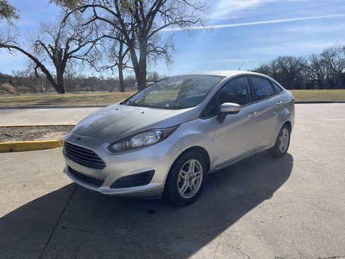 Used 2019 Ford Fiesta SE image 1