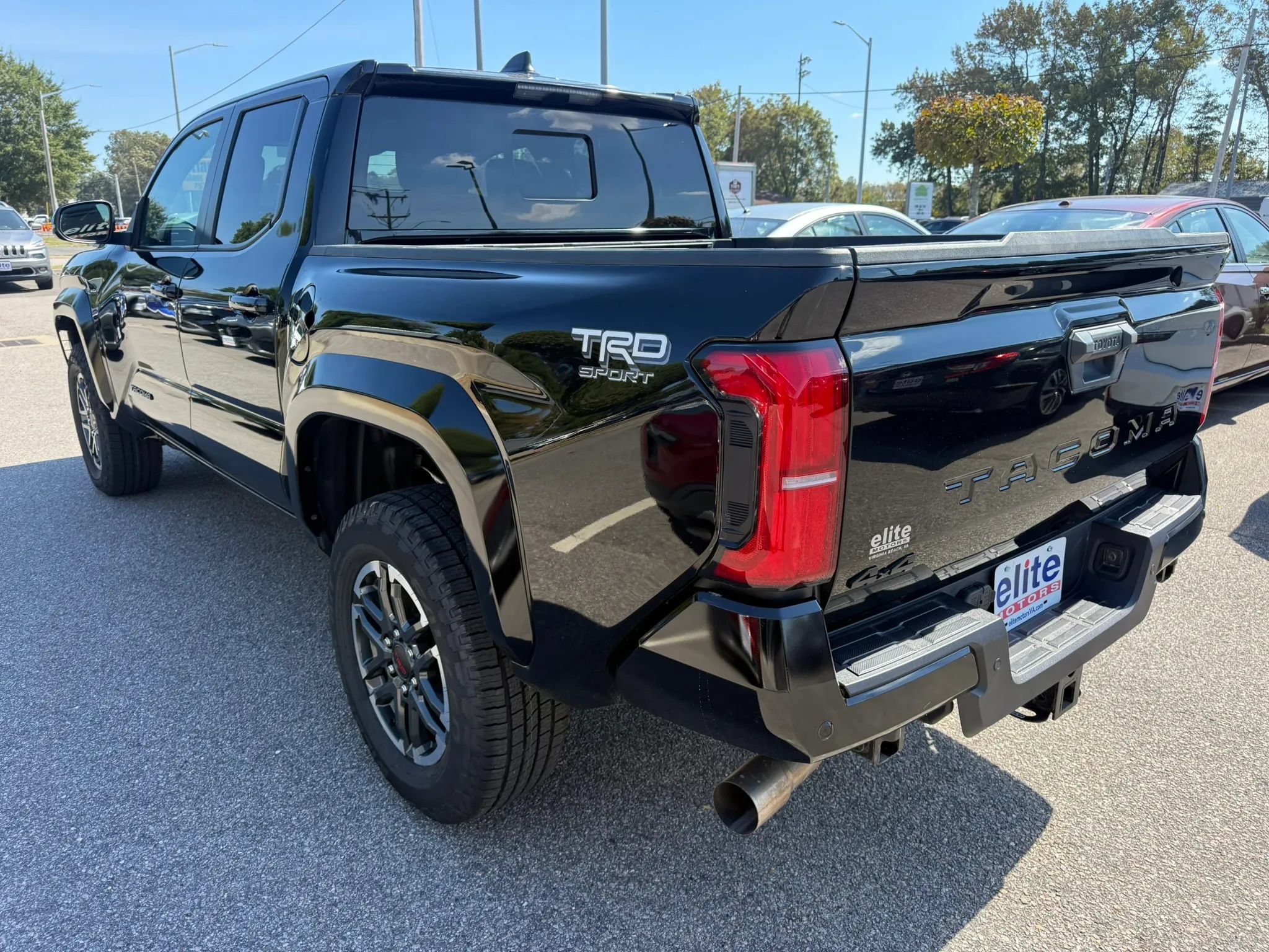 Used 2024 Toyota Tacoma TRD Sport w/ TRD Sport Upgrade Package AWD/4WD image 5