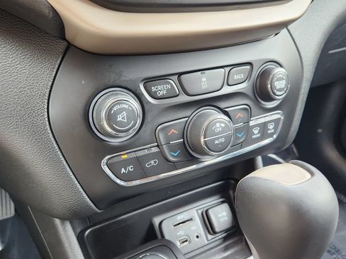Used 2015 Jeep Cherokee Limited w/ Technology Group AWD/4WD image 10