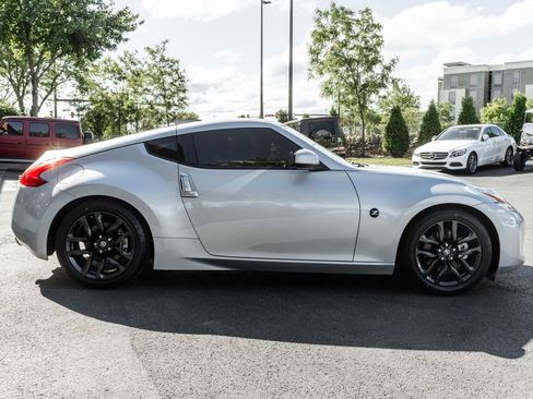 Used 2017 Nissan 370Z Coupe RWD image 3