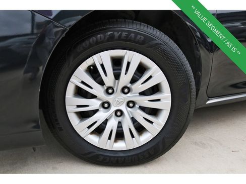 Used 2014 Toyota Camry LE image 30