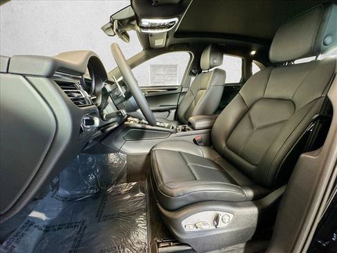 Certified 2026 Porsche Macan AWD/4WD image 5