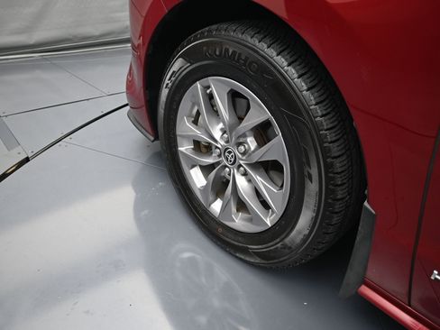 Used 2021 Toyota Sienna XLE image 31