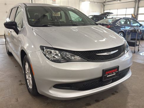 Used 2024 Chrysler Voyager LX image 3