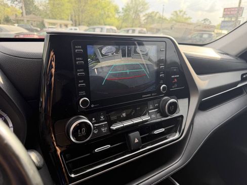 Used 2021 Toyota Highlander LE image 24