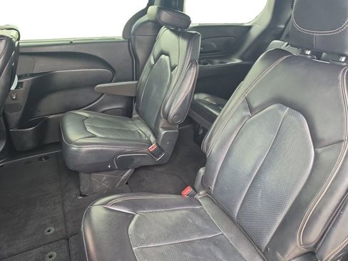 Used 2021 Chrysler Pacifica Touring-L w/ Uconnect Theater Family Group FWD image 13