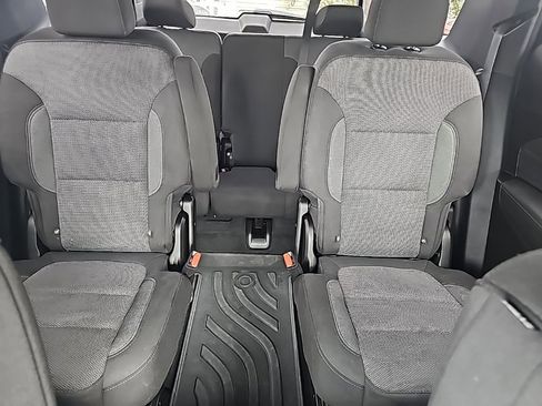 Used 2023 Chevrolet Traverse LT w/ Rear Camera Mirror Package image 39