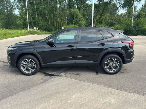 Used 2024 Chevrolet Trax LT w/ Driver Confidence Package FWD image 2