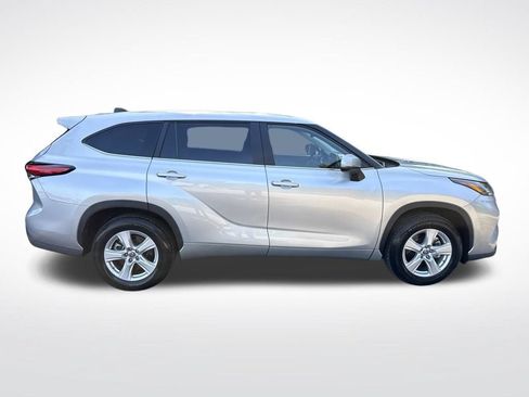 Used 2023 Toyota Highlander LE FWD image 4