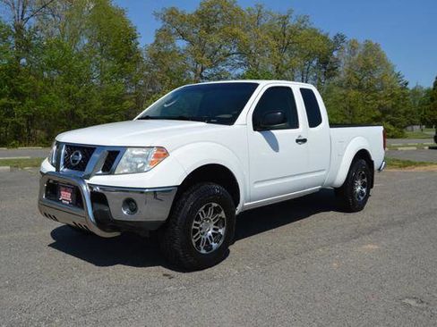 Used 2010 Nissan Frontier SE image 2