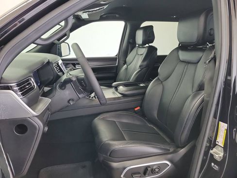 Used 2024 Jeep Wagoneer L Series II w/ Flexible Seating Group AWD/4WD image 18