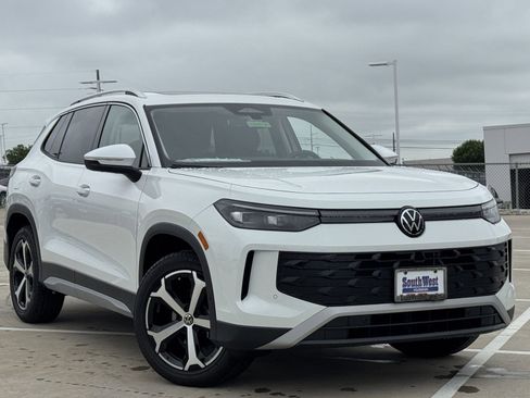 New 2026 Volkswagen Tiguan SE FWD image 2