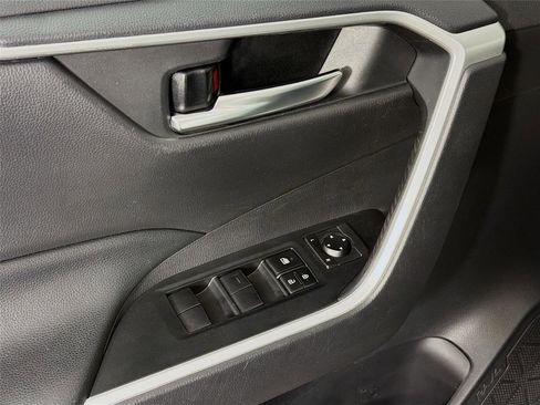Used 2020 Toyota RAV4 XLE w/ Convenience Package image 19