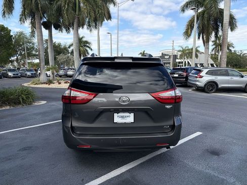 Used 2019 Toyota Sienna XLE w/ XLE Navigation Package image 7