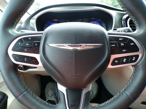 Used 2023 Chrysler Pacifica Touring-L FWD image 16