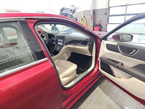 Used 2017 Lincoln Continental Premiere image 21