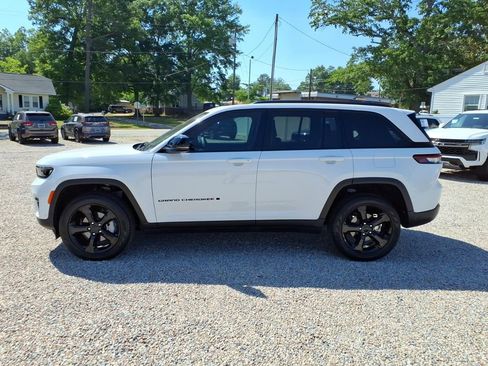 Used 2025 Jeep Grand Cherokee Limited w/ Luxury Tech Group II AWD/4WD image 4