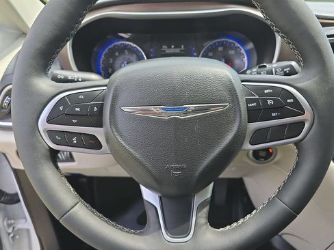 Used 2024 Chrysler Voyager LX image 15