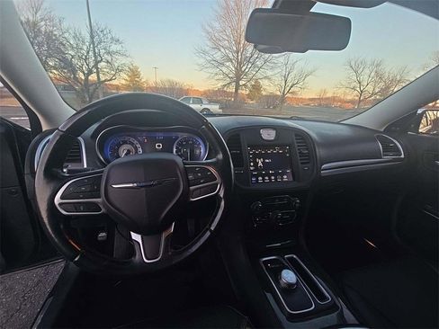 Used 2018 Chrysler 300 Limited image 7