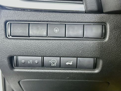 Used 2025 Nissan Rogue SV FWD image 17
