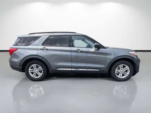 Used 2021 Ford Explorer XLT RWD image 2