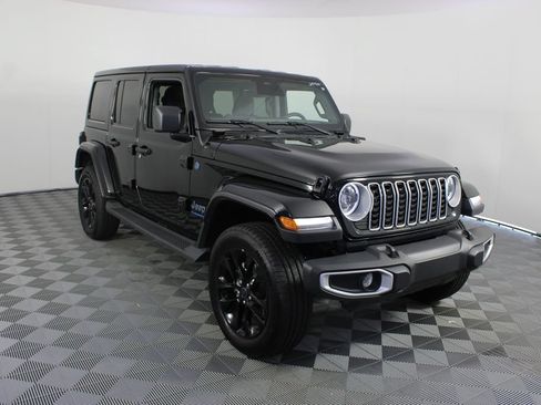 Used 2025 Jeep Wrangler Unlimited Sahara AWD/4WD image 24