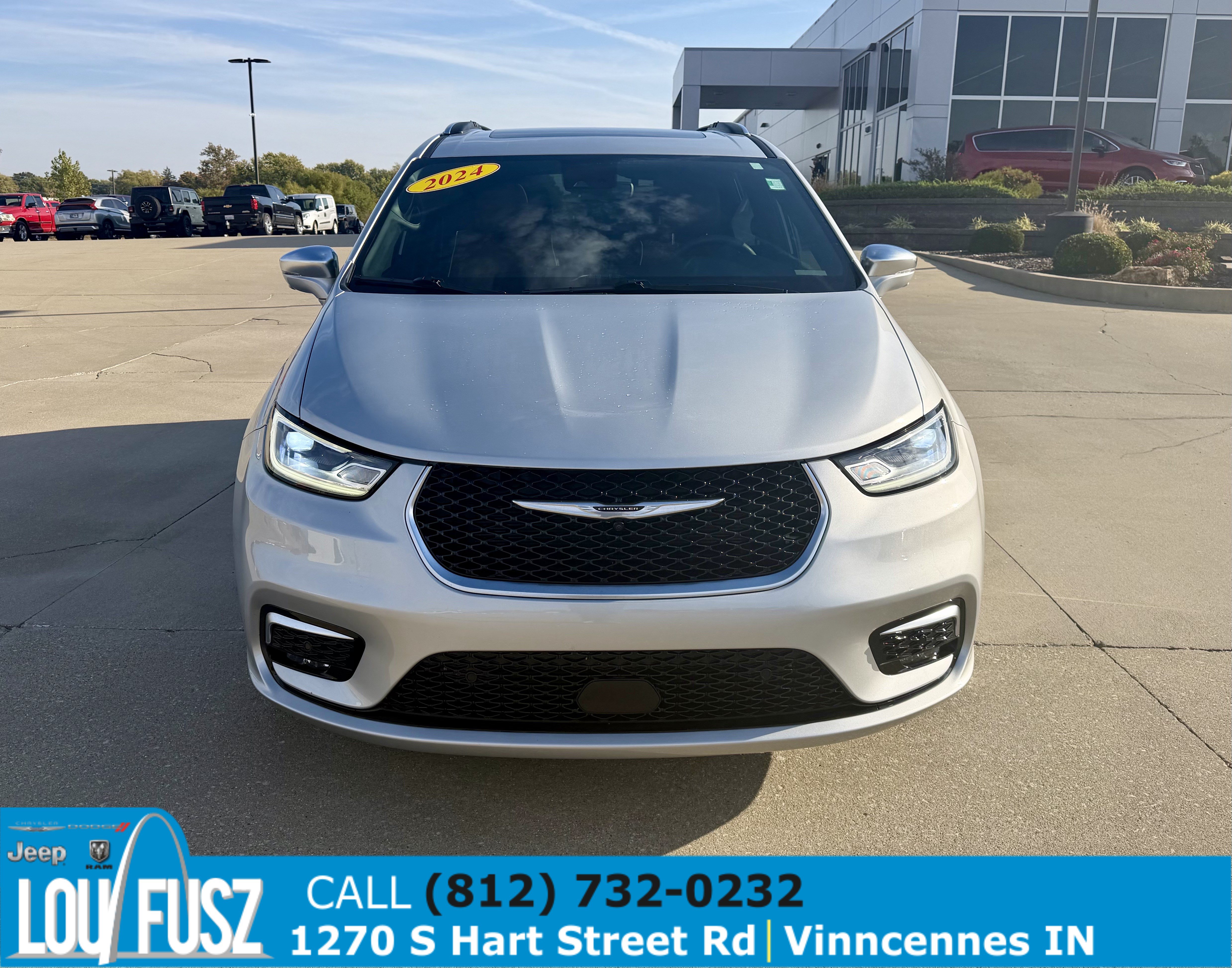 Used 2024 Chrysler Pacifica Pinnacle AWD/4WD image 2