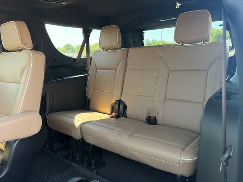 Used 2024 Chevrolet Suburban Premier w/ Premium Package 2 AWD/4WD image 35