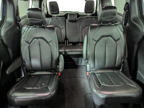Used 2022 Chrysler Pacifica Touring-L w/ Uconnect Theater Family Group AWD/4WD image 17