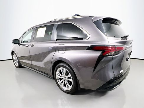 Used 2024 Toyota Sienna Platinum FWD image 8