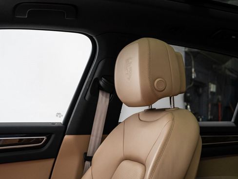 Used 2023 Porsche Cayenne Platinum Edition image 28