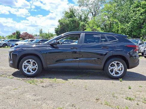 Used 2024 Chevrolet Trax LS w/ LS Convenience Package FWD image 4