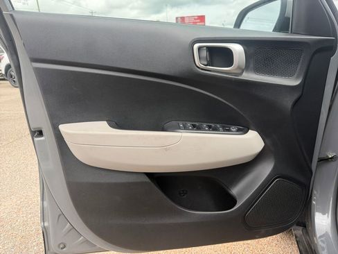 Used 2022 Hyundai Venue SEL FWD image 15
