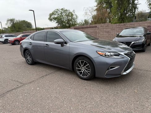 Used 2018 Lexus ES 350 w/ Luxury Package w/Wood Trim FWD image 3
