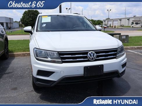 Used 2020 Volkswagen Tiguan SE w/ Panoramic Sunroof Package FWD image 4