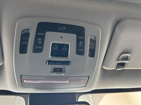 Used 2021 Toyota Sienna Limited image 13