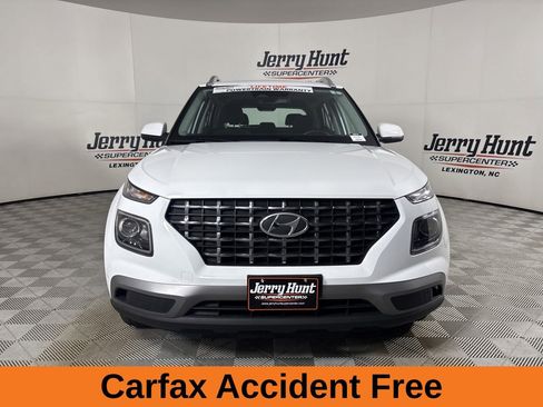 Used 2025 Hyundai Venue SEL FWD image 3