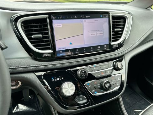 Used 2026 Chrysler Pacifica Limited FWD image 16