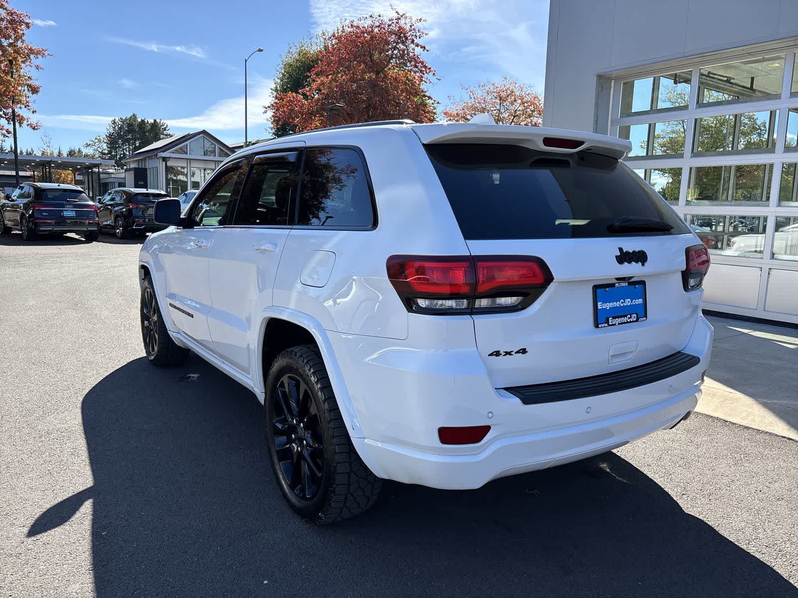 Used 2022 Jeep Grand Cherokee Laredo X AWD/4WD image 3