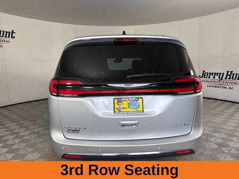 Used 2024 Chrysler Pacifica Limited FWD image 6