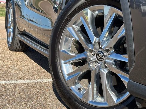 Used 2021 Toyota Highlander Limited image 2