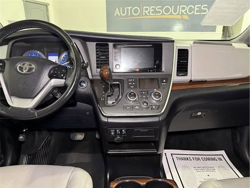 Used 2017 Toyota Sienna Limited Premium image 18