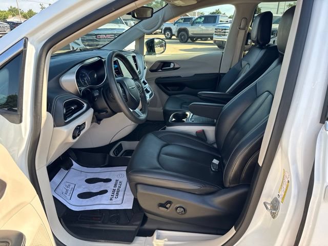 Used 2024 Chrysler Pacifica Touring-L FWD image 14